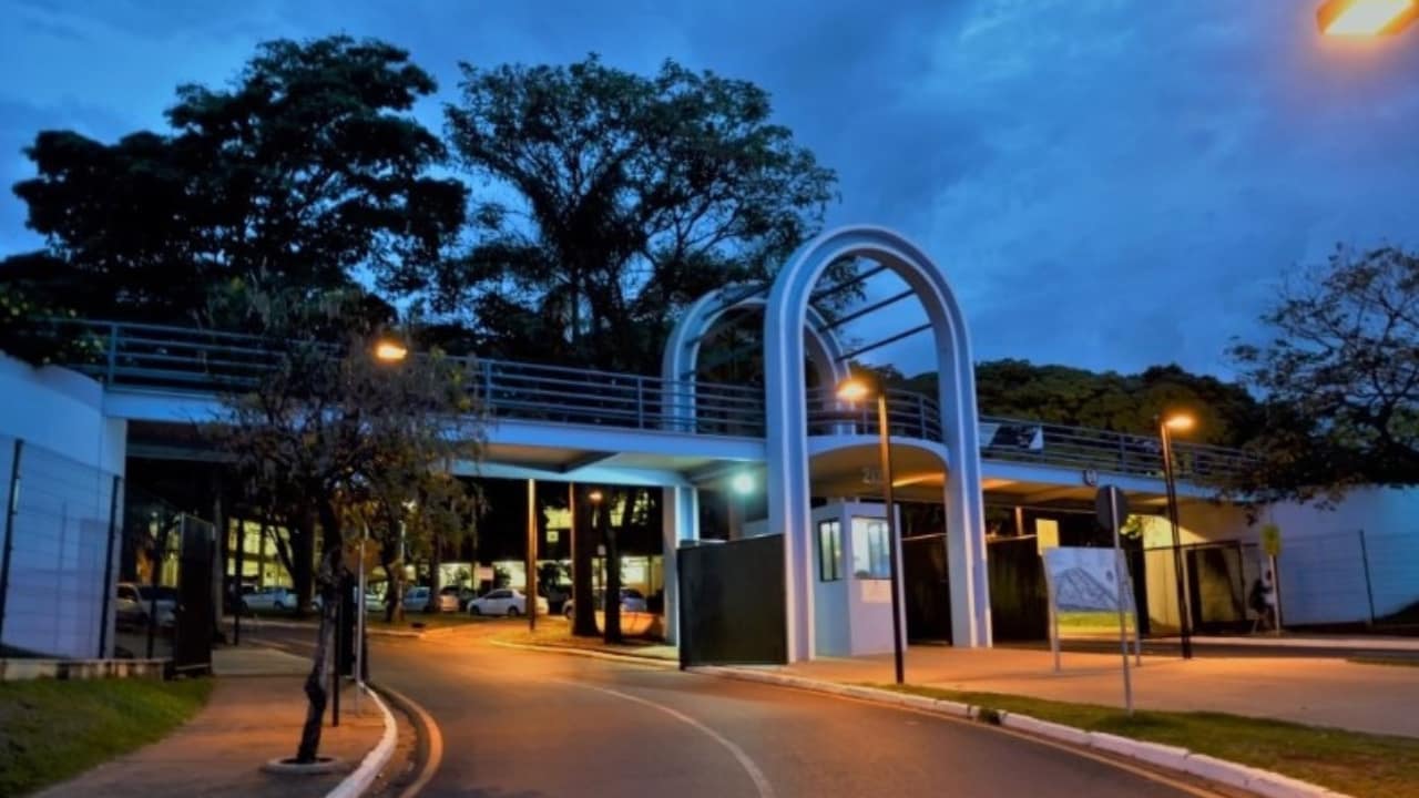Faixada do Campus Santa Mônica da Universidade Federal de Uberlândia (UFU), dia dos professores